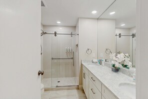 Shower, towels - Condo w/ soaring ceilings, a deck, lagoon views, & shared tennis (Hilton Head)