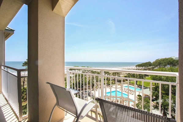 Property grounds - Bright & Airy Retreat with Balcony Views, Walkable Beach Access & Central Location (Hilton Head)