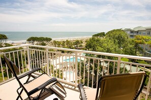 Property grounds - Bright & Airy Retreat with Balcony Views, Walkable Beach Access & Central Location (Hilton Head)