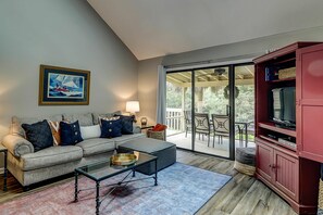TV, offices - Bright and inviting condo w/ shared pools & tennis courts - near the beach (Hilton Head)