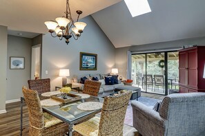 TV, offices - Bright and inviting condo w/ shared pools & tennis courts - near the beach (Hilton Head)