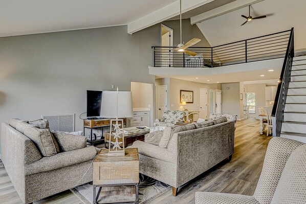 TV, DVD player, offices - Retreat w/ panoramic lagoon views, shared pool, golf courses & tennis courts (Hilton Head)