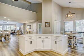 Interior - Retreat w/ panoramic lagoon views, shared pool, golf courses & tennis courts (Hilton Head)