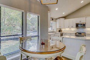 Fridge, microwave, oven, stovetop - Retreat w/ panoramic lagoon views, shared pool, golf courses & tennis courts (Hilton Head)