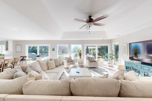 TV - Spacious Modern Getaway with Private Pool and Large Outdoor Living Space (Hilton Head)