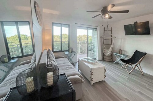 Updated condo in beachfront complex with pools & hot tubs - walk to dining