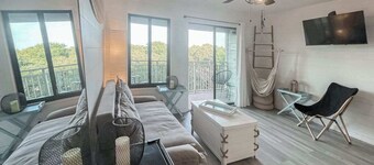 Updated condo in beachfront complex with pools & hot tubs - walk to dining