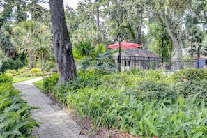 Property grounds - Spacious condo with pool, tennis courts, & golf on-site (Hilton Head)