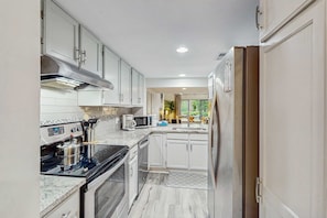 Fridge, microwave, oven, stovetop - Spacious condo with pool, tennis courts, & golf on-site (Hilton Head)