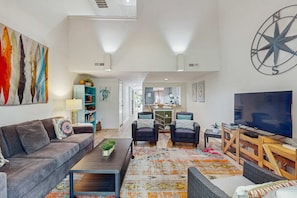 TV - Spacious condo with pool, tennis courts, & golf on-site (Hilton Head)
