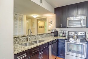 Fridge, microwave, oven, stovetop - Charming Coastal Villa w/ Pools, Hot Tub, Gym & Private Beach Access (Hilton Head)
