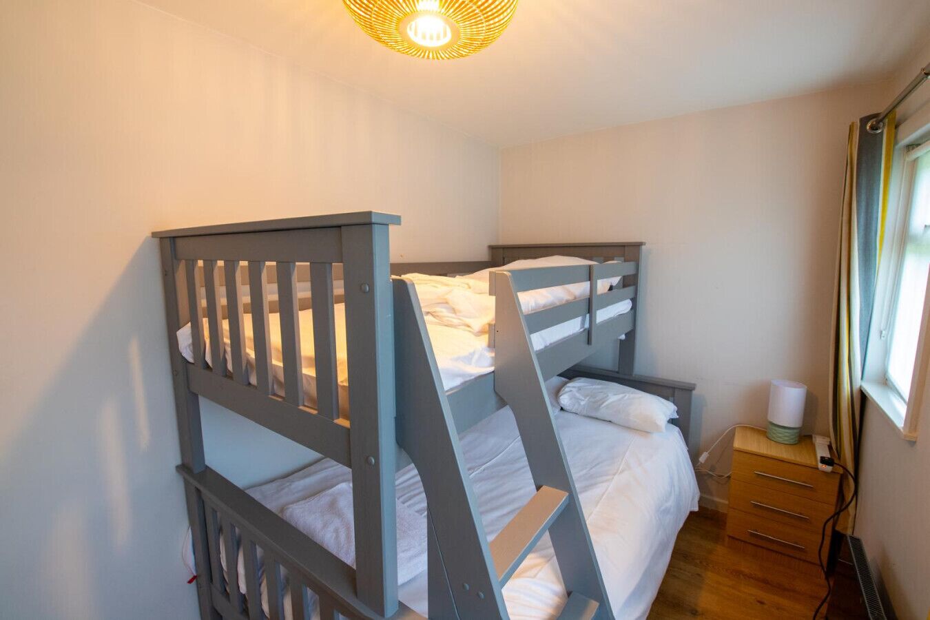 Iron/ironing board, bed sheets