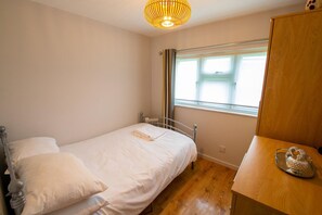 Tabla de planchar con plancha y ropa de cama 