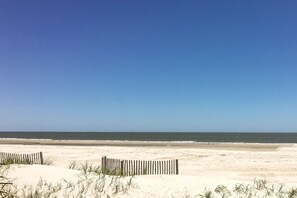 On the beach - Oceanside Resort Condo w/ Indoor Pool, Tennis & Oceanfront Restaurant (Hilton Head)