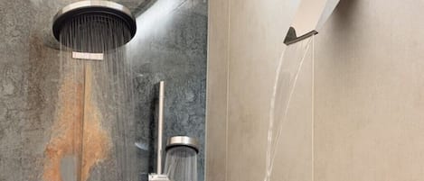 Douche, séchoir à cheveux, serviettes fournies, savon