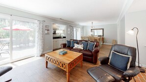 Un espacio habitable amplio con un sofá, una mesa de centro y una mesa de comedor.
