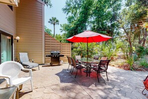 Outdoor dining - Family-Friendly Condo near the Beach w/ Free WiFi, Patio, Shared Pool & Tennis (Hilton Head)