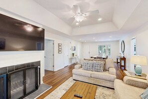 TV, offices - Coastal Comfort Near Shipyard Beach, Golf & Coligny (Hilton Head)
