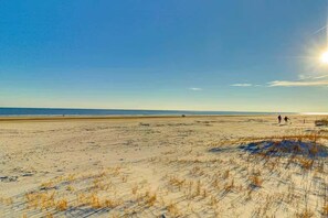 Beach nearby - Coastal Comfort Near Shipyard Beach, Golf & Coligny (Hilton Head)