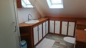 Douche, sèche-cheveux, serviettes fournies, savon