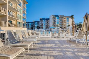 Property grounds - Ocean view condo with 2 balconies, new pool complex, hot tub & sauna (Hilton Head)