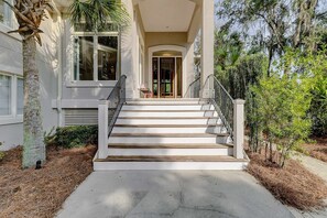 Exterior detail - Close to beach, pickleball, tennis & golf with private pool, & hot tub (Hilton Head)