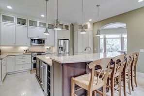Fridge, microwave, oven, stovetop - Close to beach, pickleball, tennis & golf with private pool, & hot tub (Hilton Head)