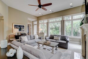 TV - Close to beach, pickleball, tennis & golf with private pool, & hot tub (Hilton Head)
