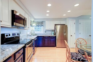 Fridge, microwave, oven, stovetop - Coastal condo with private patio and lagoon view, golf, pool, tennis court & W/D (Hilton Head)