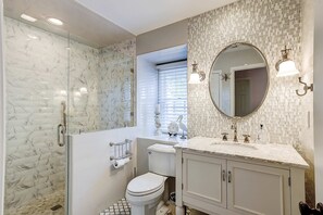 Shower, towels - Coastal condo with private patio and lagoon view, golf, pool, tennis court & W/D (Hilton Head)
