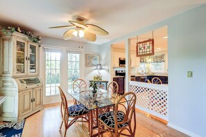 Dining - Coastal condo with private patio and lagoon view, golf, pool, tennis court & W/D (Hilton Head)