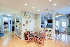 Dining - Coastal condo with private patio and lagoon view, golf, pool, tennis court & W/D (Hilton Head)