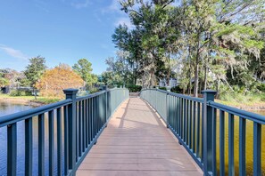 Property grounds - Coastal condo with private patio and lagoon view, golf, pool, tennis court & W/D (Hilton Head)