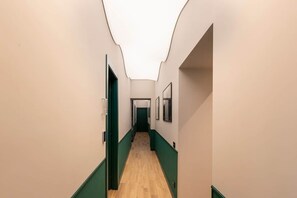 Interior - Multi Sensory Shower + Netflix Relax (Rome)