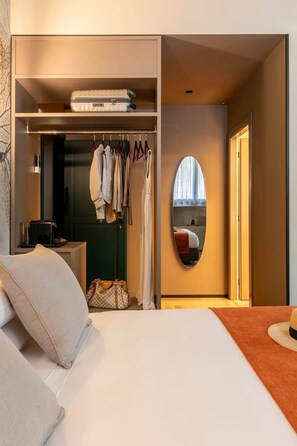1 bedroom, in-room safe, WiFi, bed sheets - Luxury Hot Tub - 10' Colosseum (Rome)