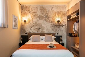 1 bedroom, in-room safe, WiFi, bed sheets - Luxury Hot Tub - 10' Colosseum (Rome)