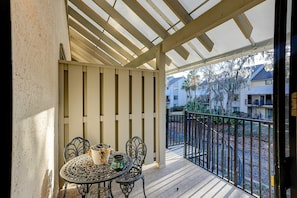 Outdoor dining - Relaxing condo with pool, balcony (Hilton Head)