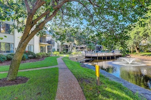 Property grounds - Relaxing condo with pool, balcony (Hilton Head)