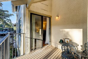 Property grounds - Relaxing condo with pool, balcony (Hilton Head)