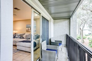 Terrace/patio - Charming villa with pool, balcony, full kitchen, central AC, & washer/dryer (Hilton Head)