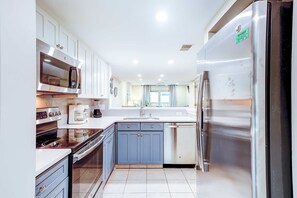 Fridge, microwave, oven, stovetop - Charming villa with pool, balcony, full kitchen, central AC, & washer/dryer (Hilton Head)