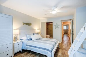 WiFi, bed sheets - Charming villa with pool, balcony, full kitchen, central AC, & washer/dryer (Hilton Head)