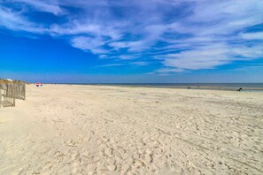 On the beach - Beach-view condo in oceanfront complex with outdoor pool, beach access & balcony (Hilton Head)