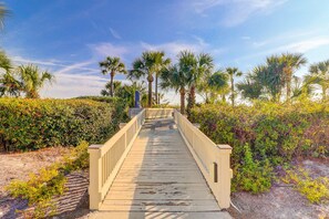 Property grounds - Beach-view condo in oceanfront complex with outdoor pool, beach access & balcony (Hilton Head)