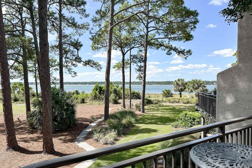 Oceanfront Villa with kitchen, balcony, patio shared pool and trails