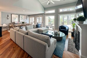 TV, offices - Oceanfront home with kitchen, balcony, patio - shared pool and trails (Hilton Head)