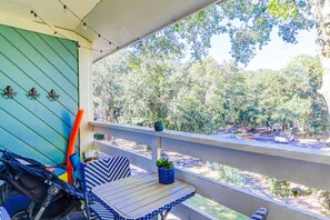 Property grounds - End-unit, 3rd-floor condo near beach with balcony, pool, & tennis (Hilton Head)