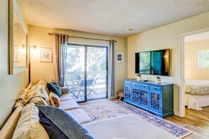 TV, offices - End-unit, 3rd-floor condo near beach with balcony, pool, & tennis (Hilton Head)