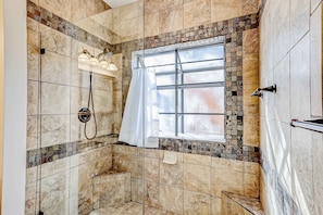 Shower, towels - Hilton Head Island townhome with private patio, grill, seasonal pool, & golf (Hilton Head)