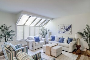 TV, offices - Beautiful, dog-friendly villa with pool close to beach, tennis & golf - updated (Hilton Head)